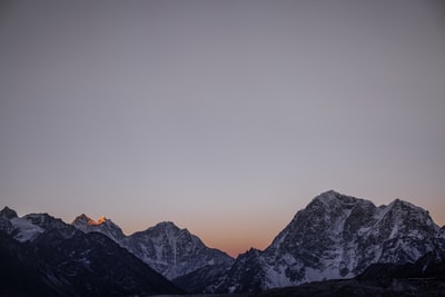 高角度风景摄影在黄金小时冰雪覆盖的山脉
